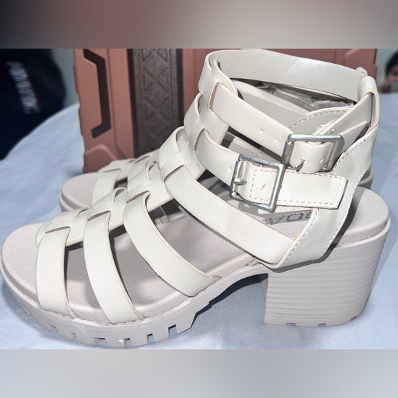 NWOT Cream Strappy Sandals - Picture 2 of 5